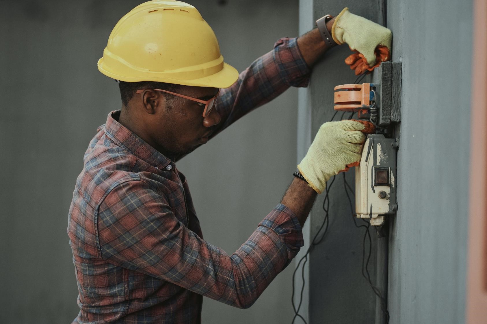 electricista arreglando un contador de una pared