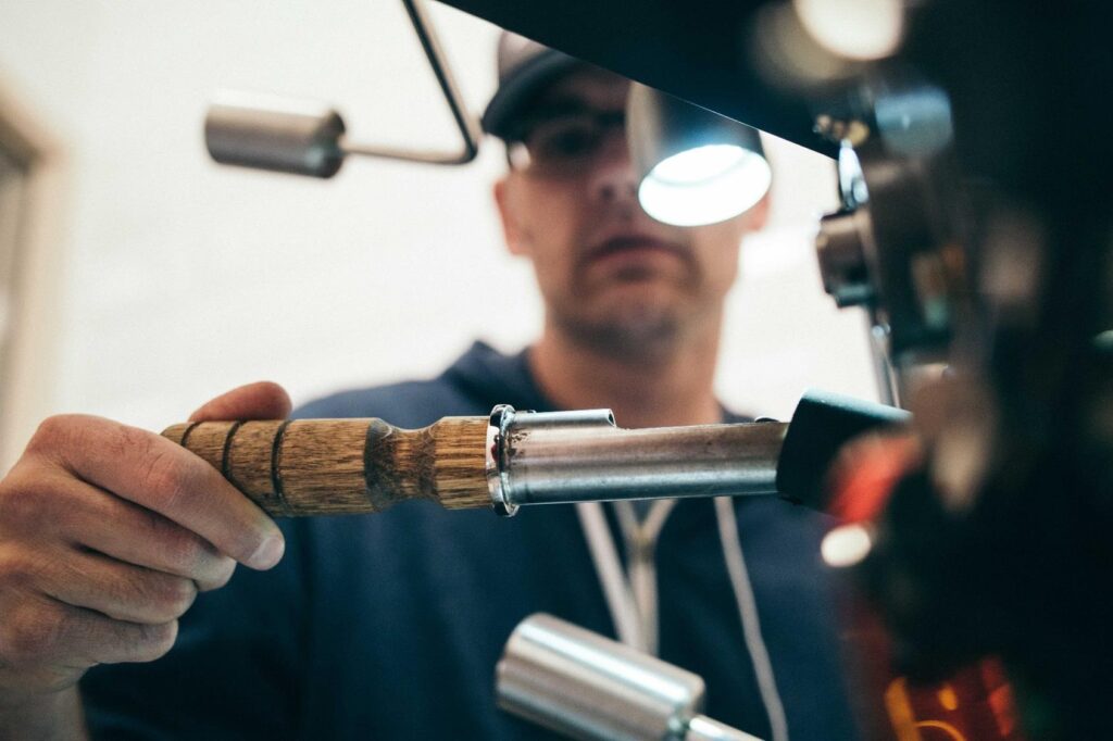 fontanero con pieza de madera